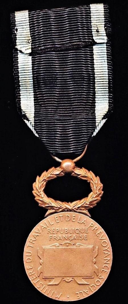 France: Medal of Honour for Mutual Benefit (Medaille D'Honneur De La Mutualite). Bronze issue. Fifth type reverse — image 4