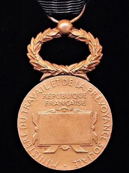 France: Medal of Honour for Mutual Benefit (Medaille D'Honneur De La Mutualite). Bronze issue. Fifth type reverse — image 5