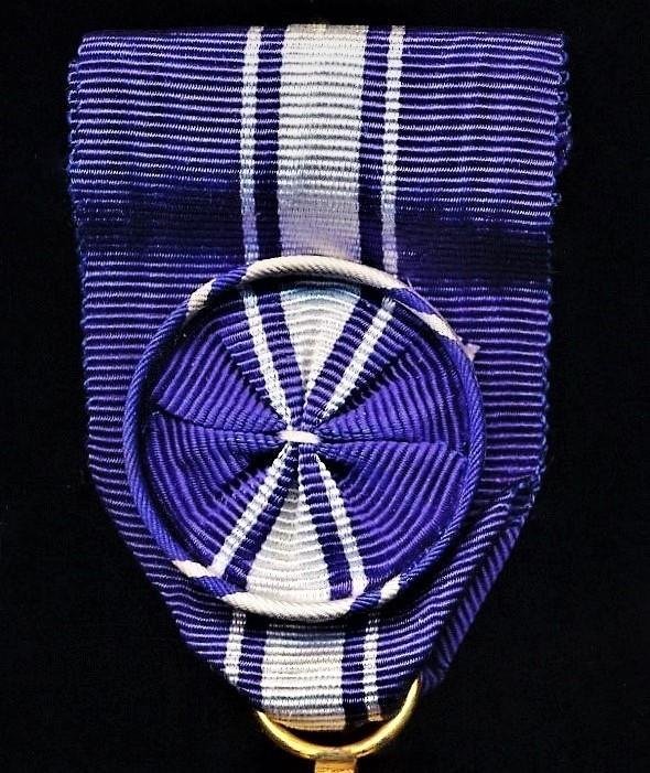 France: Order of Blood Merit 'Officer' class with silk rosette on riband (la Croix de Officier du Merite Sang) — image 3