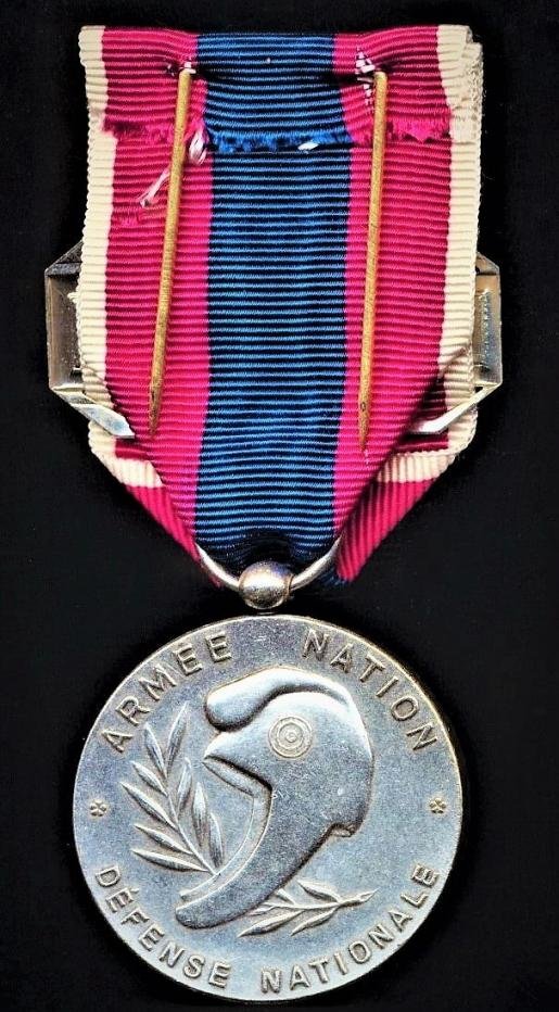 France: National Defence Medal (Medaille de la Defense Nationale). Paris Mint model. 2nd class with clasp 'Fusiliers Commandos De L'Air' — image 2