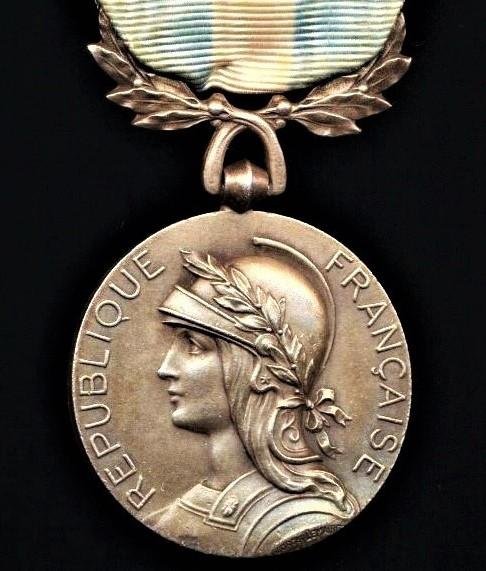 France: Colonial Medal (la Medaille Coloniale). Second type official Paris Mint medal with single sided wreath suspension. With clasp 'Maroc' and draped with 'Fourragere' in the colours of the Legion D'Honneur — image 2