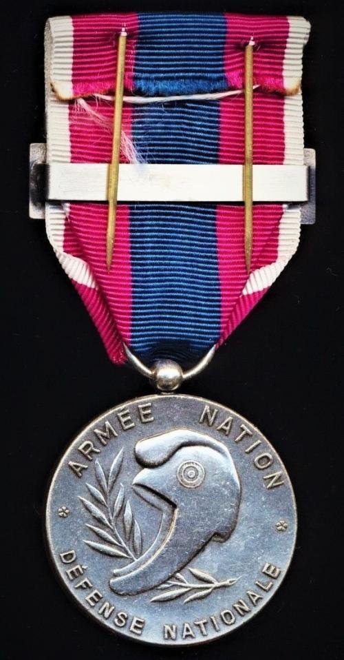 France: National Defence Medal (Medaille de la Defense Nationale). Paris Mint model. 2nd Class, or 'Silver' grade with clasp 'Transmissions' — image 2