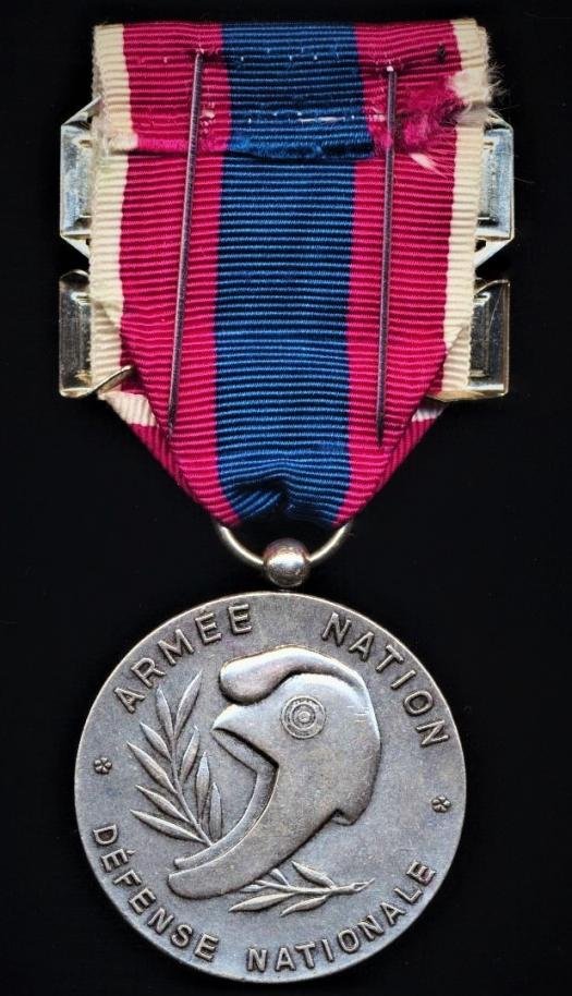 France: National Defence Medal (Medaille de la Defense Nationale). Paris Mint model. Second class, or 'Silver' grade, with 2 x clasps 'F. F. A.' & 'Armee Blindee' — image 2