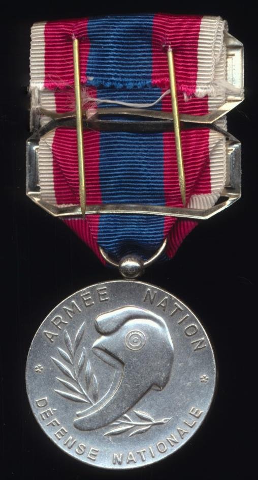 France: National Defence Medal (Medaille de la Defense Nationale). Paris Mint model. Second class, or 'Silver' grade, with 2 x clasps ' GENIE' & 'Missions D'Assistance Exterieure' — image 2