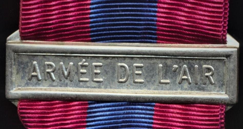 France: National Defence Medal (Medaille de la Defense Nationale). Paris Mint model. 3rd class with clasp 'Armee De L'Air' — image 2