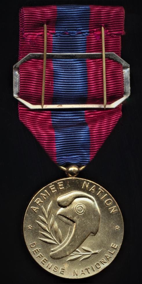 France: National Defence Medal (Medaille de la Defense Nationale). Paris Mint model. 3rd class with clasp 'Armee De L'Air' — image 3
