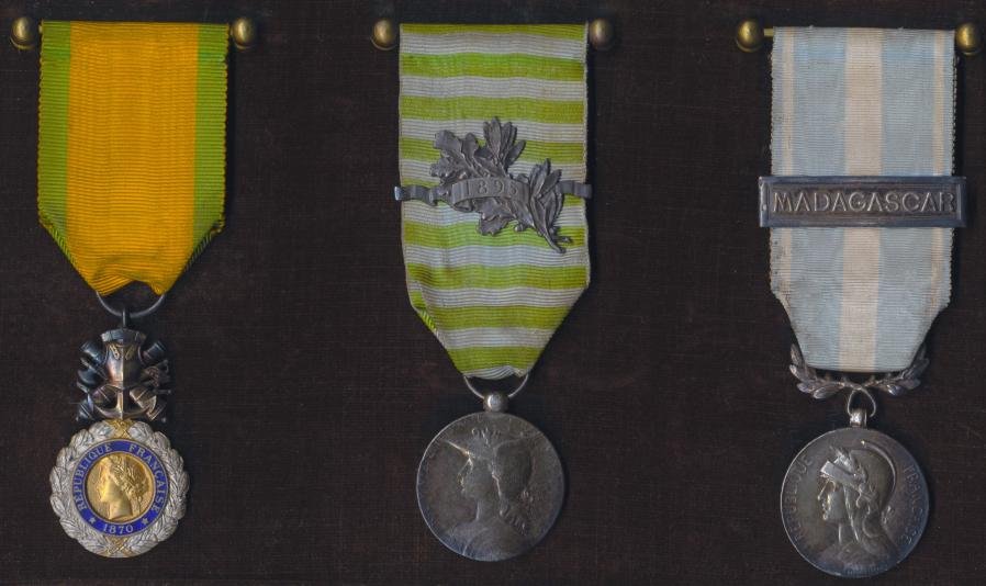 France: An unattributed distinguished 'Madagascar' colonial service medal group of 3 mounted in a contemporary glazed glazed frame — image 2