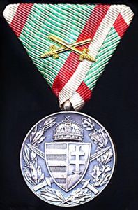 Hungary: War Medal 1914-1918. For Combatants. with gilt 'Swords' emblem. …