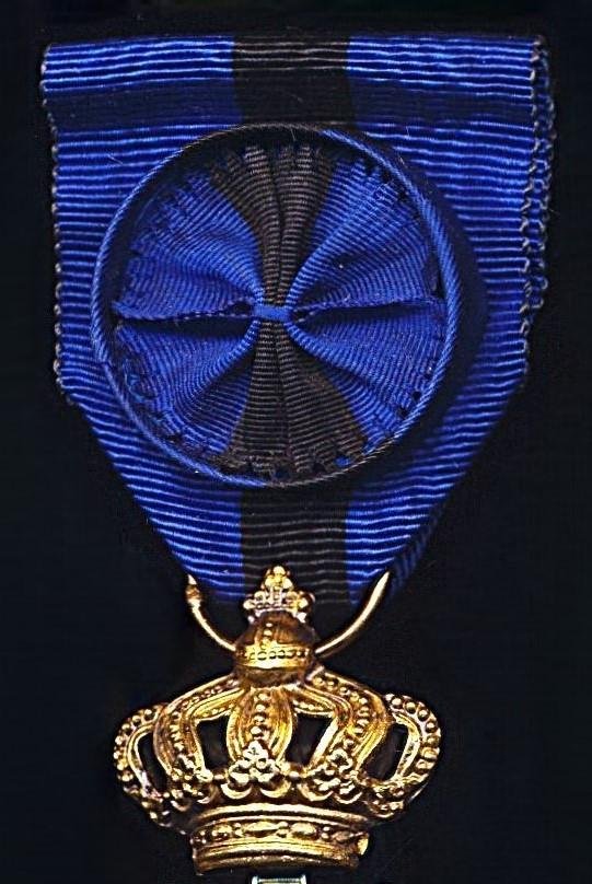 Belgium: Order of Leopold II (Ordre de Leopold II, / Orde van Leopold II). 4th Class. 'Officer' breast badge'. With uni-lingual 'French' language obverse legend (1908-1951) and silk rosette on riband — image 3