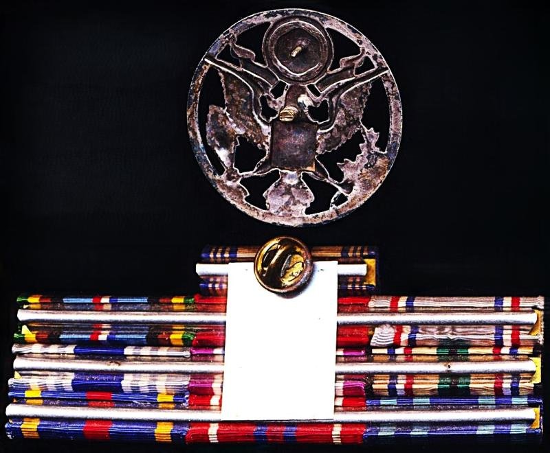 United Sates Air Force: Medal ribbon bar and Enlisted Ranks Cap Badge Lot — image 4