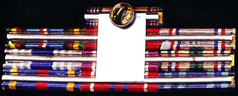 United Sates Air Force: Medal ribbon bar and Enlisted Ranks Cap Badge Lot — image 5