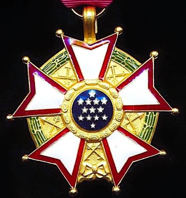 United States of America: Legion of Merit. 4th grade 'Legionnaire' breast badge in gilt & enamel. With bronze 'V' emblem for 'Valor' on riband. Awarded circa 1990-2025 — image 2