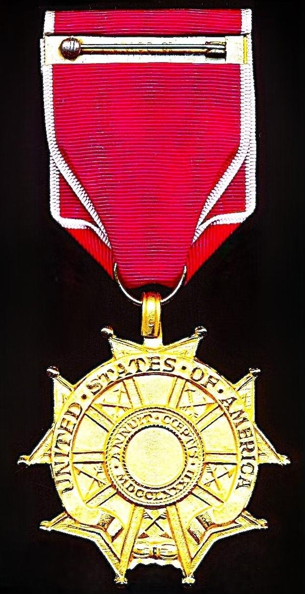 United States of America: Legion of Merit. 4th grade 'Legionnaire' breast badge in gilt & enamel. With bronze 'V' emblem for 'Valor' on riband. Awarded circa 1990-2025 — image 3