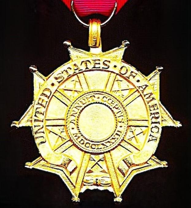 United States of America: Legion of Merit. 4th grade 'Legionnaire' breast badge in gilt & enamel. With bronze 'V' emblem for 'Valor' on riband. Awarded circa 1990-2025 — image 4