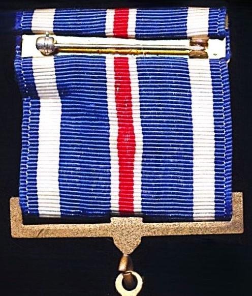 United States: Distinguished Flying Cross. With 1 x 'Silver' & 1 x 'Bronze' Oakleaf Clusters on riband. Circa 1970-1995 — image 5