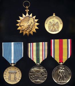 United States: A lot of 5 x mixed Decorations and …