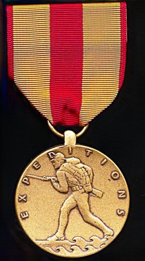 United States: United States Marine Corps Lot - USMC Expeditionary Medal with Gilt Metal Cap Badge. Circa 1975-2000 issue — image 2