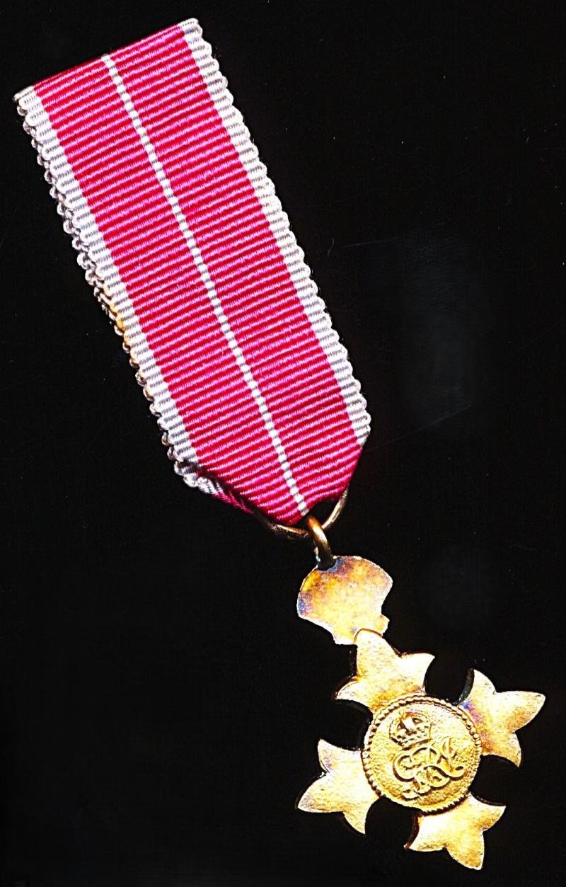 United Kingdom: Miniature of the Order of the British Empire (Military Division). A 'Second Type Officer's breast badge (O.B.E). Silver gilt — image 2
