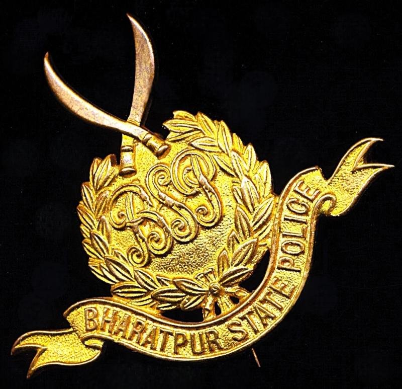 India (Princely States): Bharatpur State Police. Cap / Pagri / Turban badge. A die-cast gilding metal badge. Circa 1912-1947 — image 3