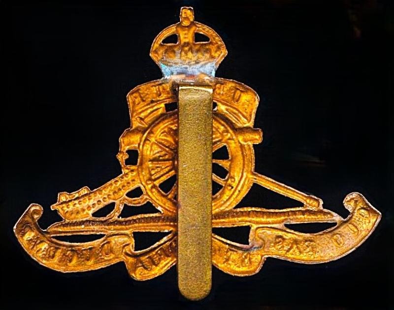 Royal Regiment of Artillery: Kings Crown gilding metal full-size cap badge. For wear on peaked cap and slouch hat — image 2