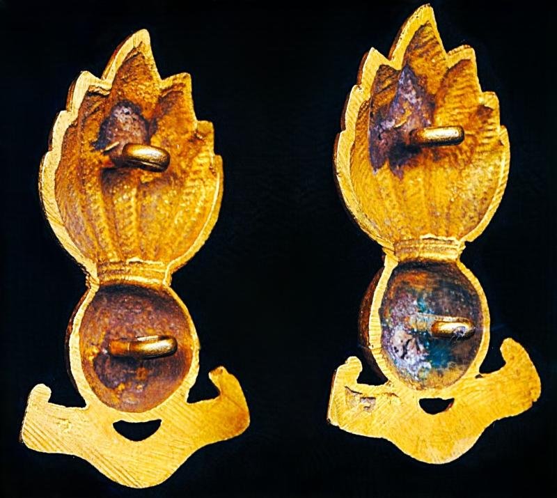 Royal Regiment of Artillery: Pair of large gilt Officer's 'Grenade' badges with scroll 'Ubique' (also worn solo on Beret) — image 2