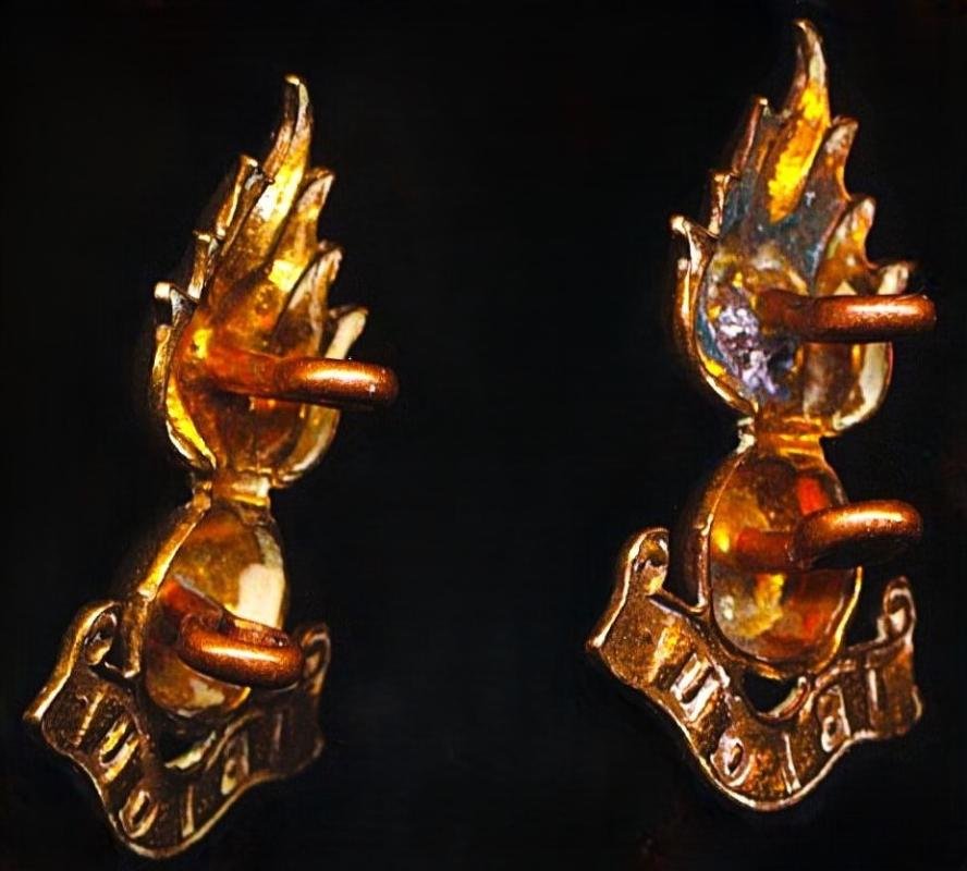 Royal Regiment of Artillery: Pair of small reduced size gilding metal 'Grenade' collar badges with scroll 'Ubique' (also worn solo on Beret) — image 3