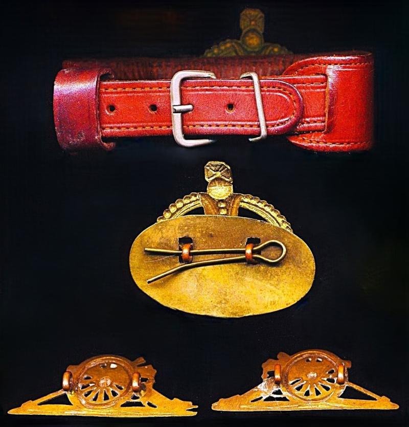 Royal Regiment of Artillery: Lot of Battery Sergeant Major (WOII) rank insignia as worn in Second World War. All in gilding metal — image 2