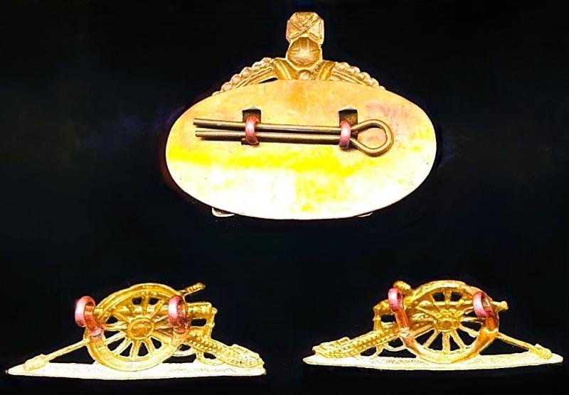 Royal Regiment of Artillery: Lot of Battery Sergeant Major (WOII) rank insignia as worn in Second World War. All in gilding metal — image 2