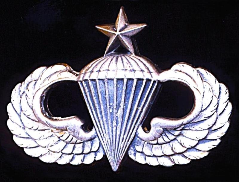 United States: Senior Parachutist Badge. Sterling silver marked regulation size. Circa 1950-1968 — image 3