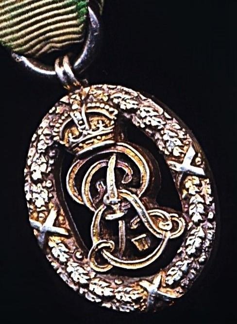 United Kingdom: Volunteer Decoration. With EDVII obverse cypher and the riband complete with the integral silver top brooch bar (with pin & clasp fittings) — image 2