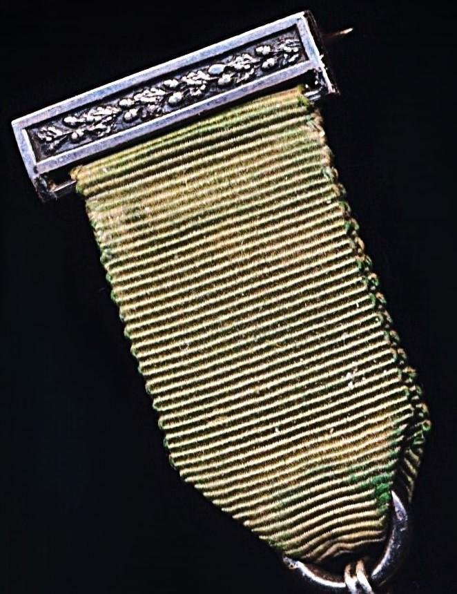 United Kingdom: Volunteer Decoration. With EDVII obverse cypher and the riband complete with the integral silver top brooch bar (with pin & clasp fittings) — image 3