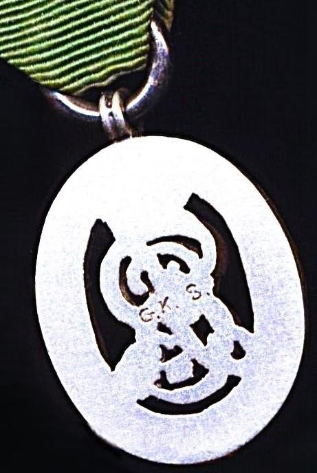 United Kingdom: Volunteer Decoration. With EDVII obverse cypher and the riband complete with the integral silver top brooch bar (with pin & clasp fittings) — image 5