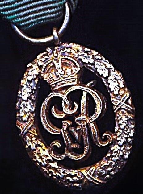 United Kingdom: Volunteer Decoration. With GV obverse cypher and the riband complete with the integral silver top brooch bar (with pin & clasp fittings). — image 2