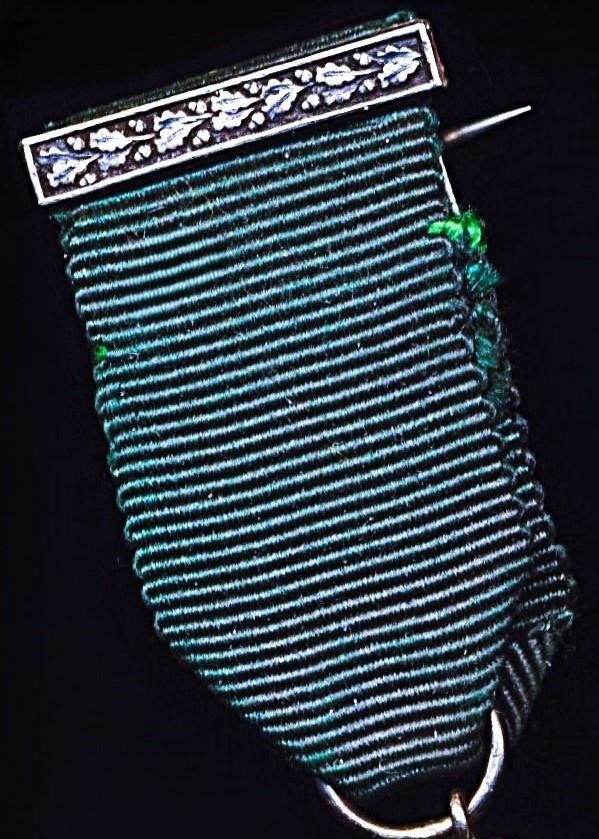 United Kingdom: Volunteer Decoration. With GV obverse cypher and the riband complete with the integral silver top brooch bar (with pin & clasp fittings). — image 3