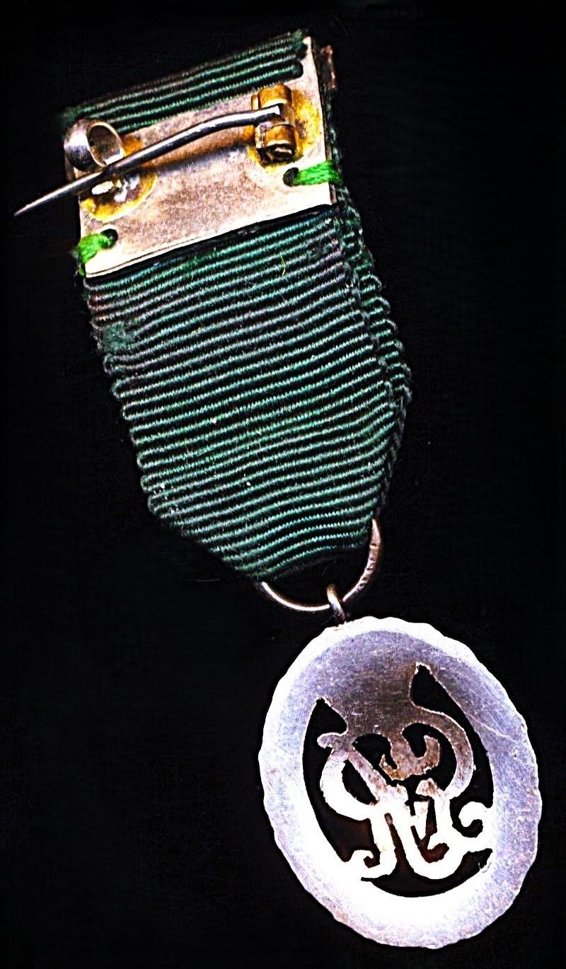 United Kingdom: Volunteer Decoration. With GV obverse cypher and the riband complete with the integral silver top brooch bar (with pin & clasp fittings). — image 4