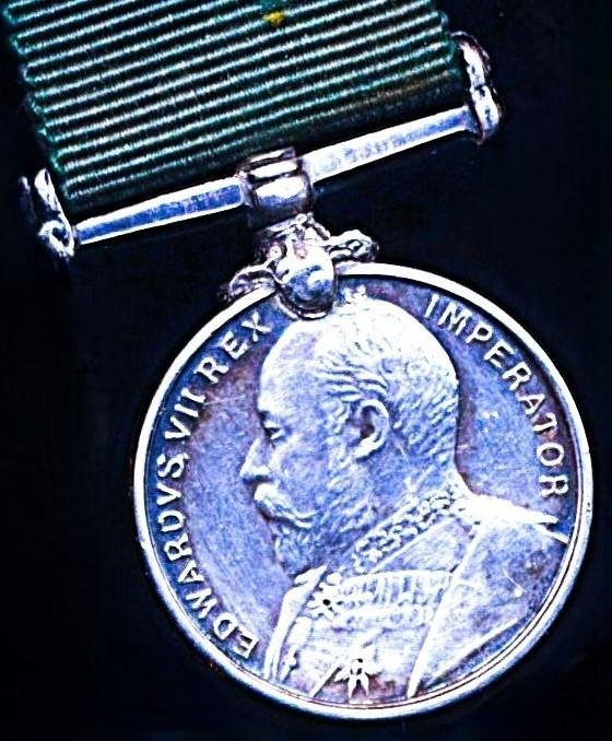 United Kingdom: Volunteer Force Long Service Medal EDVII issue. The King-Emperor wearing 'Field Marshal' uniform. As awarded to United Kingdom volunteers. Miniature Medal — image 2