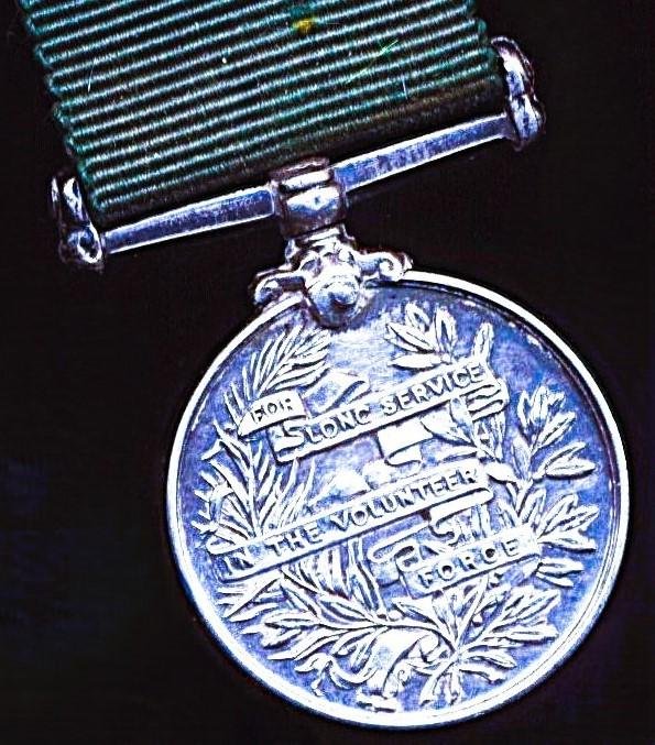 United Kingdom: Volunteer Force Long Service Medal EDVII issue. The King-Emperor wearing 'Field Marshal' uniform. As awarded to United Kingdom volunteers. Miniature Medal — image 4