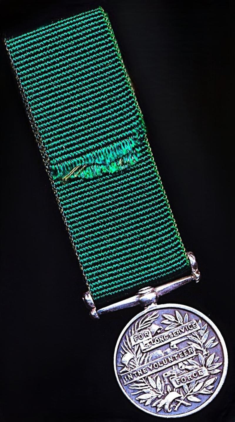 United Kingdom: Volunteer Force Long Service Medal EDVII issue. Variant type with the King-Emperor wearing 'Naval Admiral's Uniform'. As awarded to United Kingdom volunteers — image 3