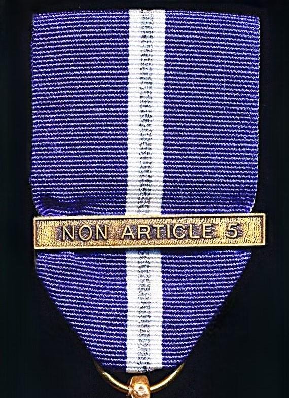 North Atlantic Treaty Organisation (NATO ): Non-Article 5 Medal (1st type riband) with clasp 'Non-Article 5' — image 3