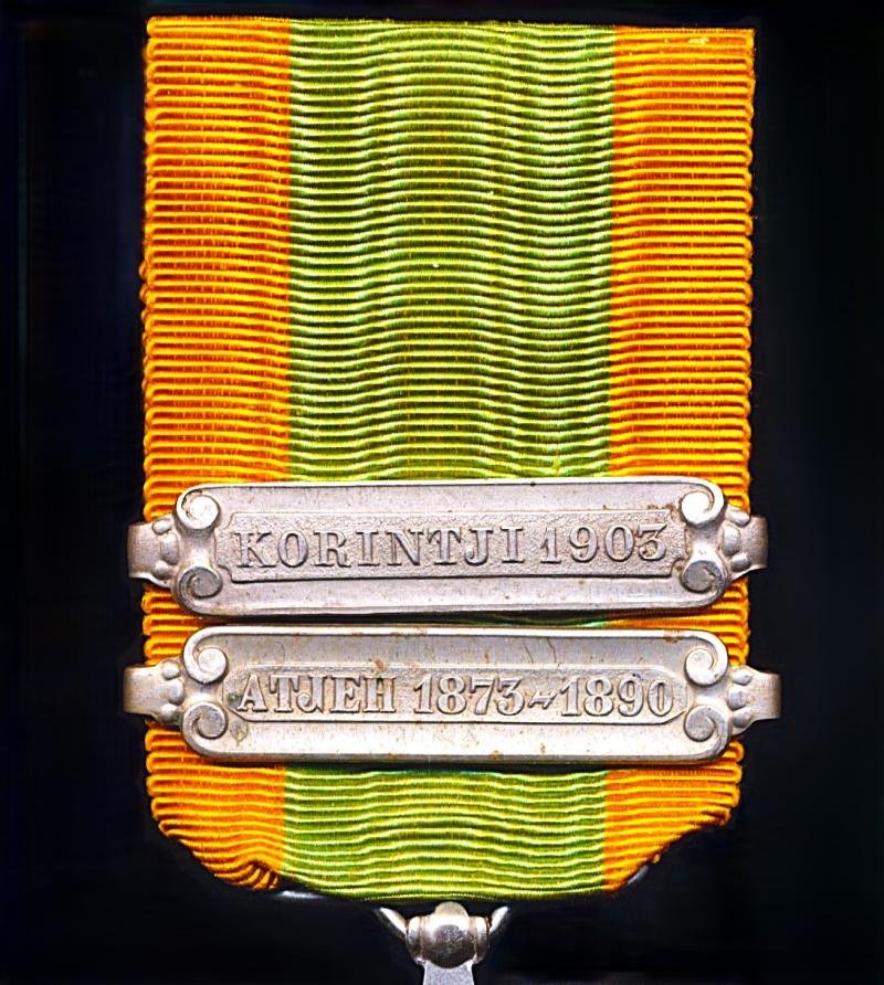 Netherlands Expeditions Cross (Expeditie-Kruis). 2nd Type Portrait Obverse. With 2 x clasps (or 'Gespen'). 'Atjeh 1873-1896' & 'Korintji 1903' — image 3