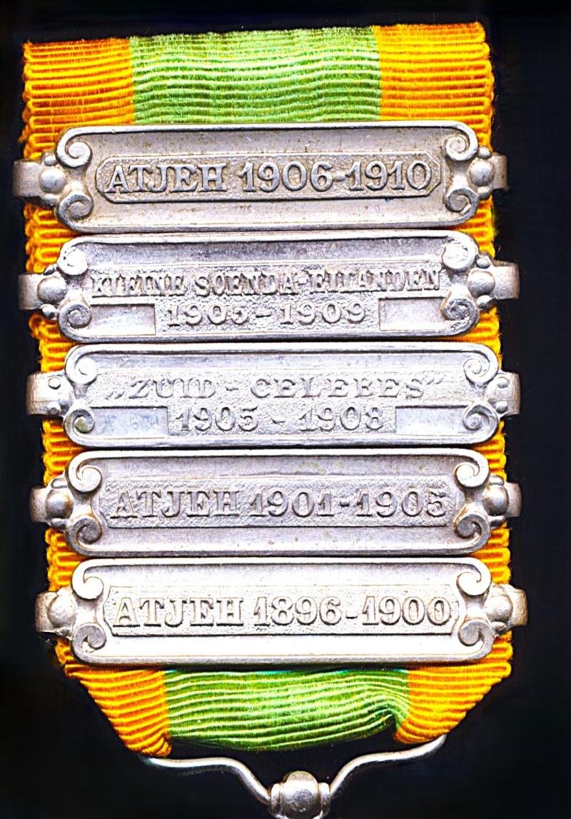 Netherlands Expeditions Cross (Expeditie-Kruis). 2nd Type Portrait Obverse. With 5 x clasps (or 'Gespen'). 'Atjeh 1896-1900', 'Atjeh 1901-1905','Zuid-Celebes 1905-1908', 'Klein Soenda-Eilanden' & 'Atjeh 1906-1910' — image 3