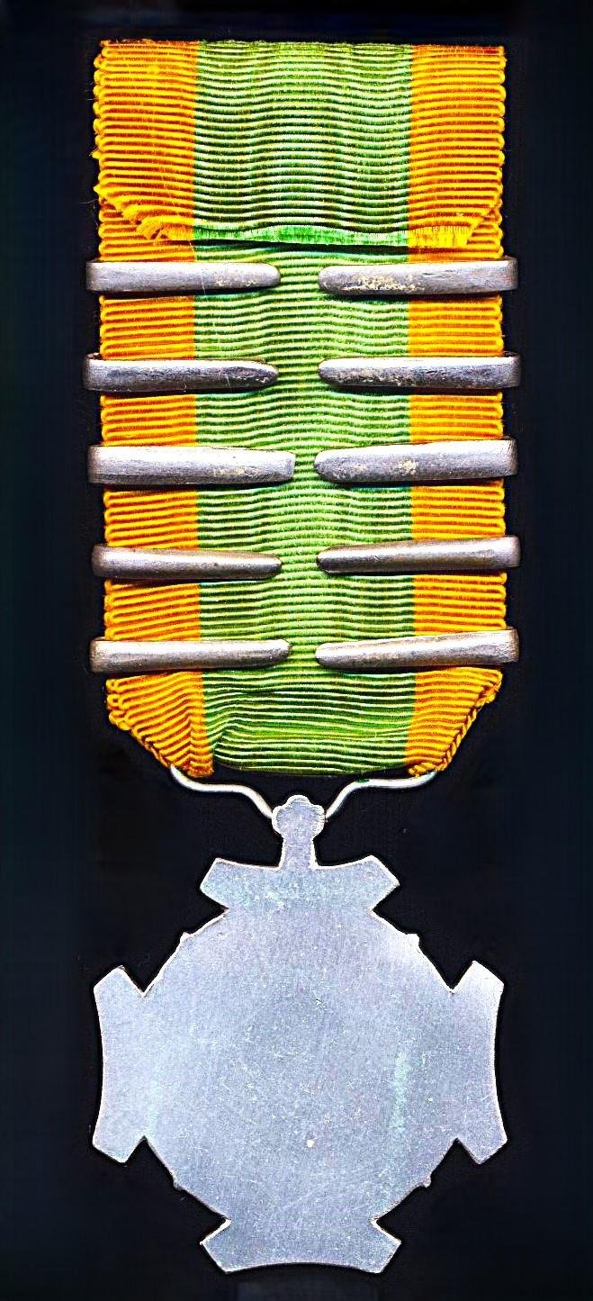 Netherlands Expeditions Cross (Expeditie-Kruis). 2nd Type Portrait Obverse. With 5 x clasps (or 'Gespen'). 'Atjeh 1896-1900', 'Atjeh 1901-1905','Zuid-Celebes 1905-1908', 'Klein Soenda-Eilanden' & 'Atjeh 1906-1910' — image 4