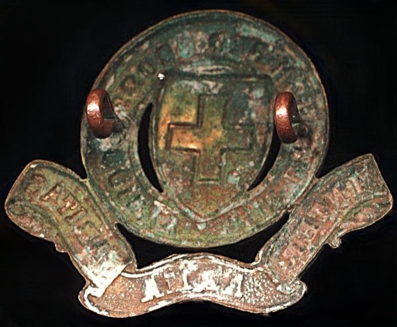 British Red Cross Society. Great War era gilding metal and enamel cap badge — image 2