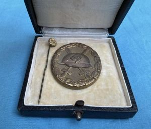 Boxed gold wound badge with pin