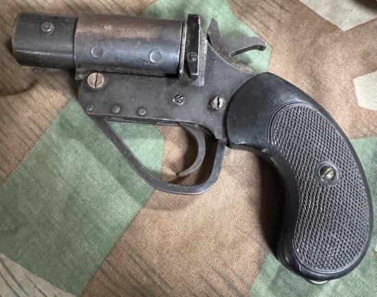 Deactivated WW2 British 1'' Flare Pistol — image 2