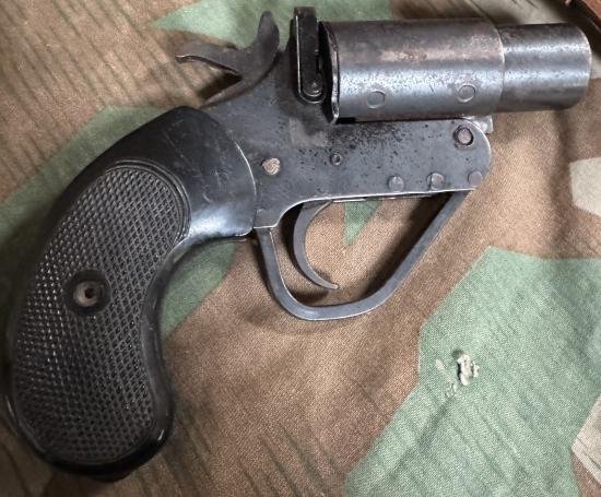 Deactivated WW2 British 1'' Flare Pistol — image 3