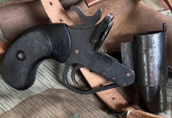 Deactivated WW2 British 1'' Flare Pistol — image 4