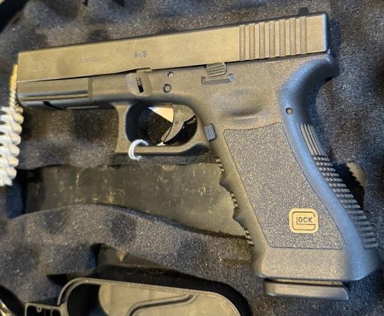 Deactivated Glock 17 — image 2