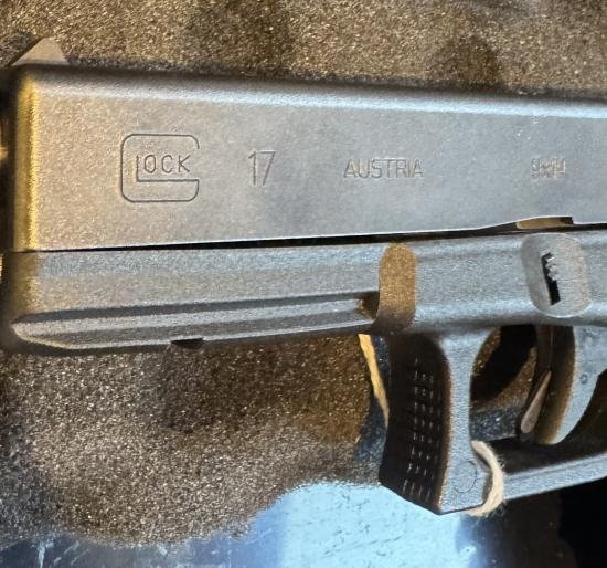 Deactivated Glock 17 — image 3