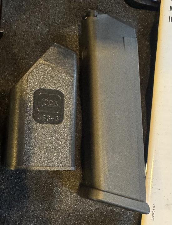 Deactivated Glock 17 — image 5